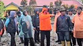 Bupati Kerinci, Monadi didampingi Kadis PUPR Kerinci saat meninjau lokasi banjir di Kecamatan Gunung Tujuh