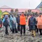Bupati Kerinci, Monadi didampingi Kadis PUPR Kerinci saat meninjau lokasi banjir di Kecamatan Gunung Tujuh