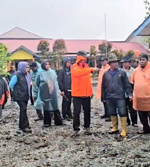 Bupati Kerinci, Monadi didampingi Kadis PUPR Kerinci saat meninjau lokasi banjir di Kecamatan Gunung Tujuh