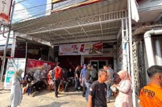 Tampak antrian panjang masih terlihat di bank jambi cabang kerinci