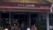 Antrian panjang masih mewarnai Bank Jambi Sungaai Penuh