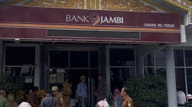 Antrian panjang masih mewarnai Bank Jambi Sungaai Penuh