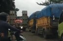 Tampak antrian panjang truk batu bara di batang hari dipicu aktivitas perbaikan jalan