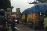 Tampak antrian panjang truk batu bara di batang hari dipicu aktivitas perbaikan jalan