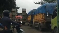 Tampak antrian panjang truk batu bara di batang hari dipicu aktivitas perbaikan jalan