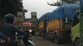 Tampak antrian panjang truk batu bara di batang hari dipicu aktivitas perbaikan jalan