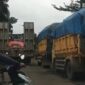 Tampak antrian panjang truk batu bara di batang hari dipicu aktivitas perbaikan jalan