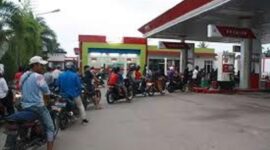 Terlihat antrian kendaraan untuk mngisi BBM