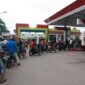 Terlihat antrian kendaraan untuk mngisi BBM