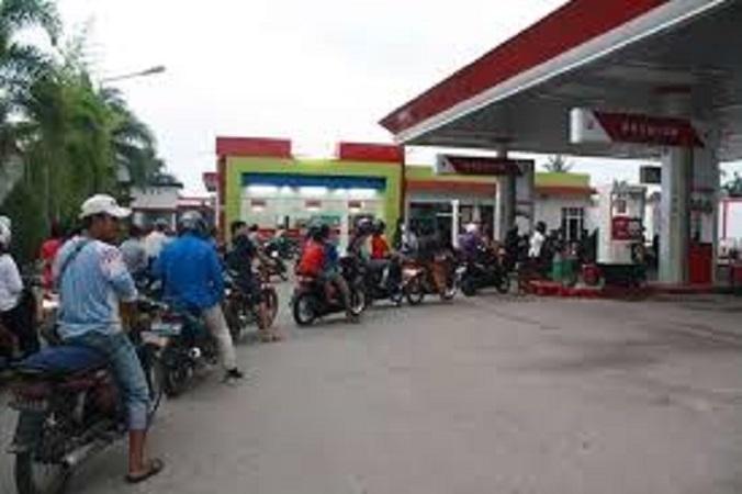 Terlihat antrian kendaraan untuk mngisi BBM