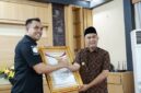 Bupati Bungo H. Dedy Putra saat menerima penghargaan dari densus 88