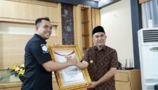 Bupati Bungo H. Dedy Putra saat menerima penghargaan dari densus 88