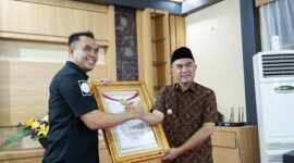 Bupati Bungo H. Dedy Putra saat menerima penghargaan dari densus 88