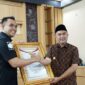 Bupati Bungo H. Dedy Putra saat menerima penghargaan dari densus 88