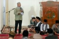 Bupati Kerinci, Monadi saat menyampaikan sambutan pada peringatan Malam Nuzulul Qur’an. Tekankan persoalan sampah dan TPP