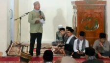 Bupati Kerinci, Monadi saat menyampaikan sambutan pada peringatan Malam Nuzulul Qur’an. Tekankan persoalan sampah dan TPP