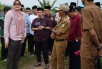 Bupati Tanjung Jabung Timur, Hj. Dillah Hikmah Sari, S.T., bersama Wakil Bupati Muslimin Tanja, S.Th.I., M.Si., saat melakukan monitoring dan evaluasi pembangunan di Kecamatan Berbak