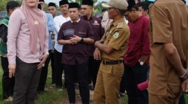 Bupati Tanjung Jabung Timur, Hj. Dillah Hikmah Sari, S.T., bersama Wakil Bupati Muslimin Tanja, S.Th.I., M.Si., saat melakukan monitoring dan evaluasi pembangunan di Kecamatan Berbak