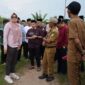 Bupati Tanjung Jabung Timur, Hj. Dillah Hikmah Sari, S.T., bersama Wakil Bupati Muslimin Tanja, S.Th.I., M.Si., saat melakukan monitoring dan evaluasi pembangunan di Kecamatan Berbak
