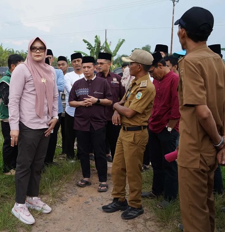 Bupati Tanjung Jabung Timur, Hj. Dillah Hikmah Sari, S.T., bersama Wakil Bupati Muslimin Tanja, S.Th.I., M.Si., saat melakukan monitoring dan evaluasi pembangunan di Kecamatan Berbak
