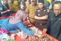 Bupati Kerinci dan Wakil Bupati Kerinci saat pantau harga kebutuhan pokok jelang lelbaran