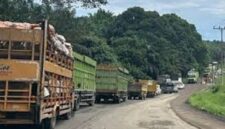 Kondisi jalan lintas timur jambi-palembang macet total