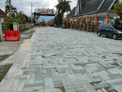 Kondisi jalan Depan Gedung Nasional Sungai Penuh yang rusak parah