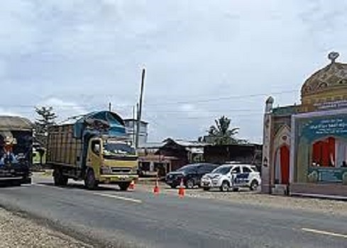 Tampak lalu lintas kendaraan di Jalinsum Sarolangun yang mulai sepi pasca lebaran