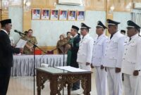 Bupati Sarolangun, H. Hurmin, saat melantik tiga Pejabat Kepala Desa Antar Waktu dan satu Penjabat (Pj) Kepala Desa