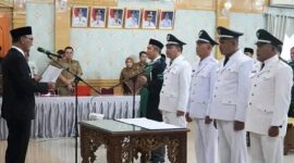 Bupati Sarolangun, H. Hurmin, saat melantik tiga Pejabat Kepala Desa Antar Waktu dan satu Penjabat (Pj) Kepala Desa