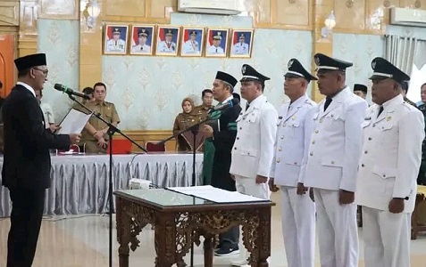 Bupati Sarolangun, H. Hurmin, saat melantik tiga Pejabat Kepala Desa Antar Waktu dan satu Penjabat (Pj) Kepala Desa