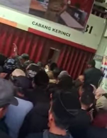 Tampak antrian padat merayap di depan bank jambi cabang kerinci