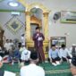 Wali Kota Jambi, Dr. dr. H. Maulana, M.K.M., saat membuka kegiatan Safari Ramadan 1447 Hijriah di Masjid Al-Ikhlas