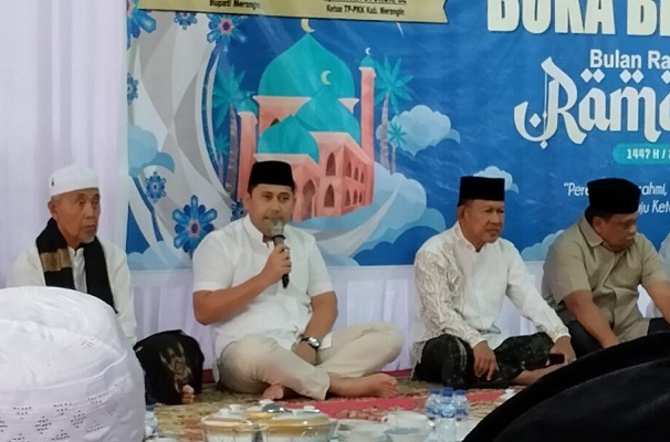 Bupati mErangin, M Syukur saat memberikan sambutan pada Buka Puasa Bersama (Bukber) dengan para Imam Masjid di Pendopo Rumah Dinas Bupati