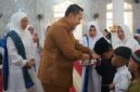 Bupati Merrangin, M Syukur saat memberikan santunan bagi 77 anak yatim pada acara pesantren kilat ramadhan
