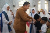 Bupati Merrangin, M Syukur saat memberikan santunan bagi 77 anak yatim pada acara pesantren kilat ramadhan
