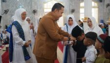 Bupati Merrangin, M Syukur saat memberikan santunan bagi 77 anak yatim pada acara pesantren kilat ramadhan
