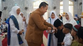 Bupati Merrangin, M Syukur saat memberikan santunan bagi 77 anak yatim pada acara pesantren kilat ramadhan
