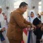 Bupati Merrangin, M Syukur saat memberikan santunan bagi 77 anak yatim pada acara pesantren kilat ramadhan
