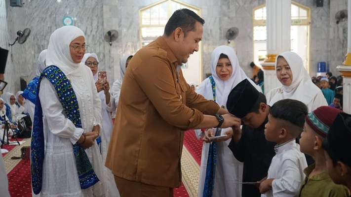 Bupati Merrangin, M Syukur saat memberikan santunan bagi 77 anak yatim pada acara pesantren kilat ramadhan
