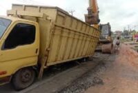 Tampak aktivitas lalu lintas truk batu bara lalui Kabupaten Batang hari