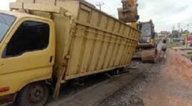 Tampak aktivitas lalu lintas truk batu bara lalui Kabupaten Batang hari