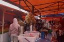Suasana pasar bedug sungai penuh