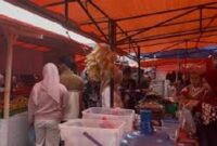 Suasana pasar bedug sungai penuh