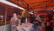 Suasana pasar bedug sungai penuh