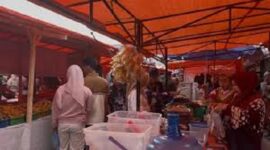 Suasana pasar bedug sungai penuh