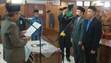 Prosesi pelantikan dua pejabat Pemkab Tanjab Barat oleh Bupati Tanjab Barat, Anwar Sadat