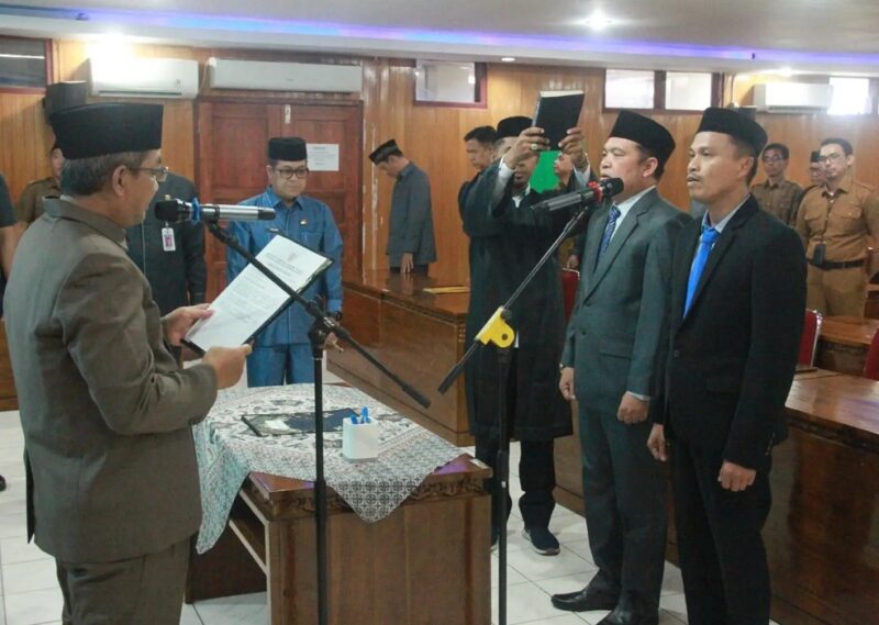 Prosesi pelantikan dua pejabat Pemkab Tanjab Barat oleh Bupati Tanjab Barat, Anwar Sadat