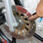 Alasan banyak motor pakai rem cakram di depan