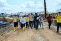 Gubernur Jambi, H Alharis saat meninjau pelaksanaan pembangunan sekolah rakyat